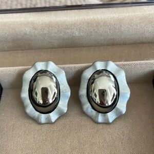 Oval earring with scalloped edge